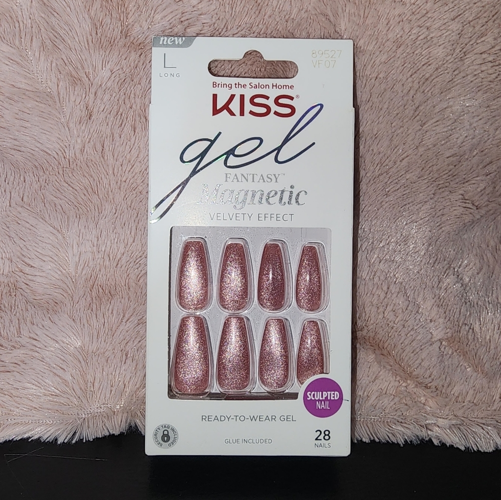 KISS gel press on pink nails